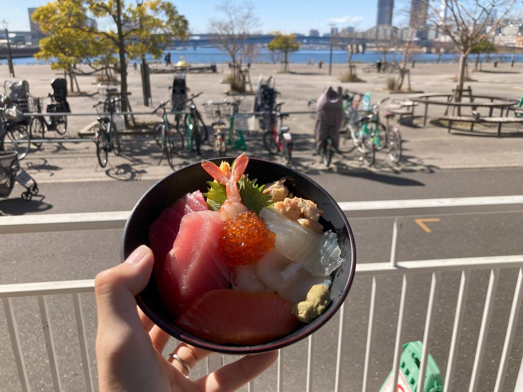 海？ をバックに、海鮮丼（筆者撮影）