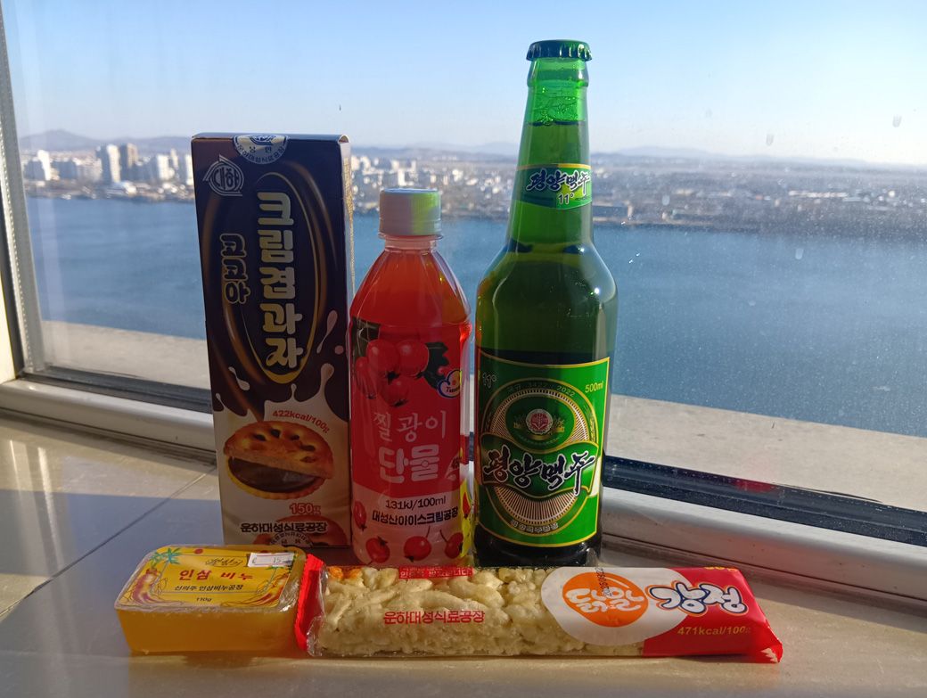 北朝鮮産のお菓子やビールなどなど。なお北朝鮮レストランでの食レポを含め、食べ物編は別記事にまとめる予定です。ご興味がある方は、そちらもぜひお読みください（筆者撮影）