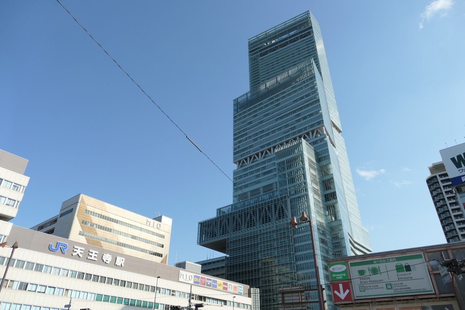 天王寺ミオ（JR天王寺駅）とあべのハルカス（記者撮影）