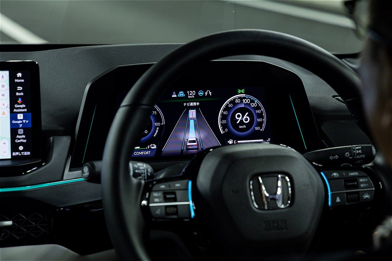 ホンダ量販モデル初のハンズオフ機能を搭載した「アコード e:HEV Honda SENSING 360＋」（写真：三木 宏章）