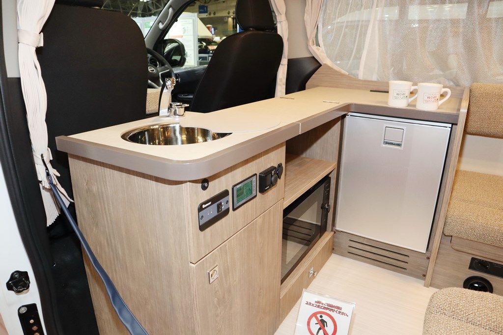 新型キャンピングカー「レクビィ プラスリビン」のオールシーズンタイプ（写真：筆者撮影）