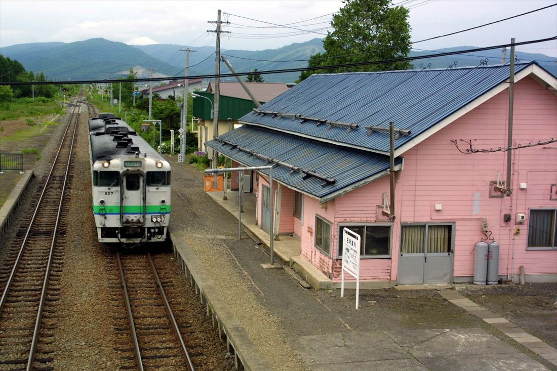 かつて「ピップエレキバン」のCMに使われたことで知られた宗谷本線の比布駅（撮影：南正時）