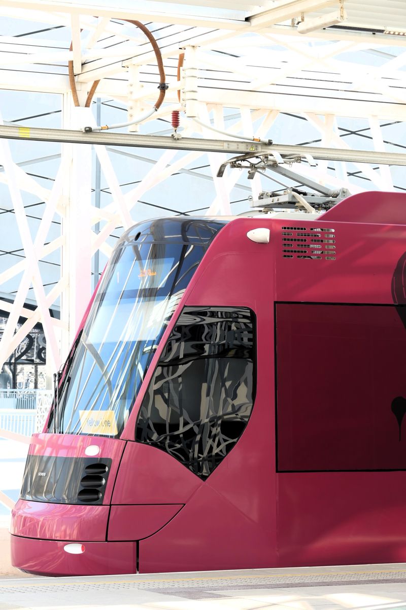 エデュケーションシティトラムは主要駅でパンタグラフを上げて充電（筆者撮影）