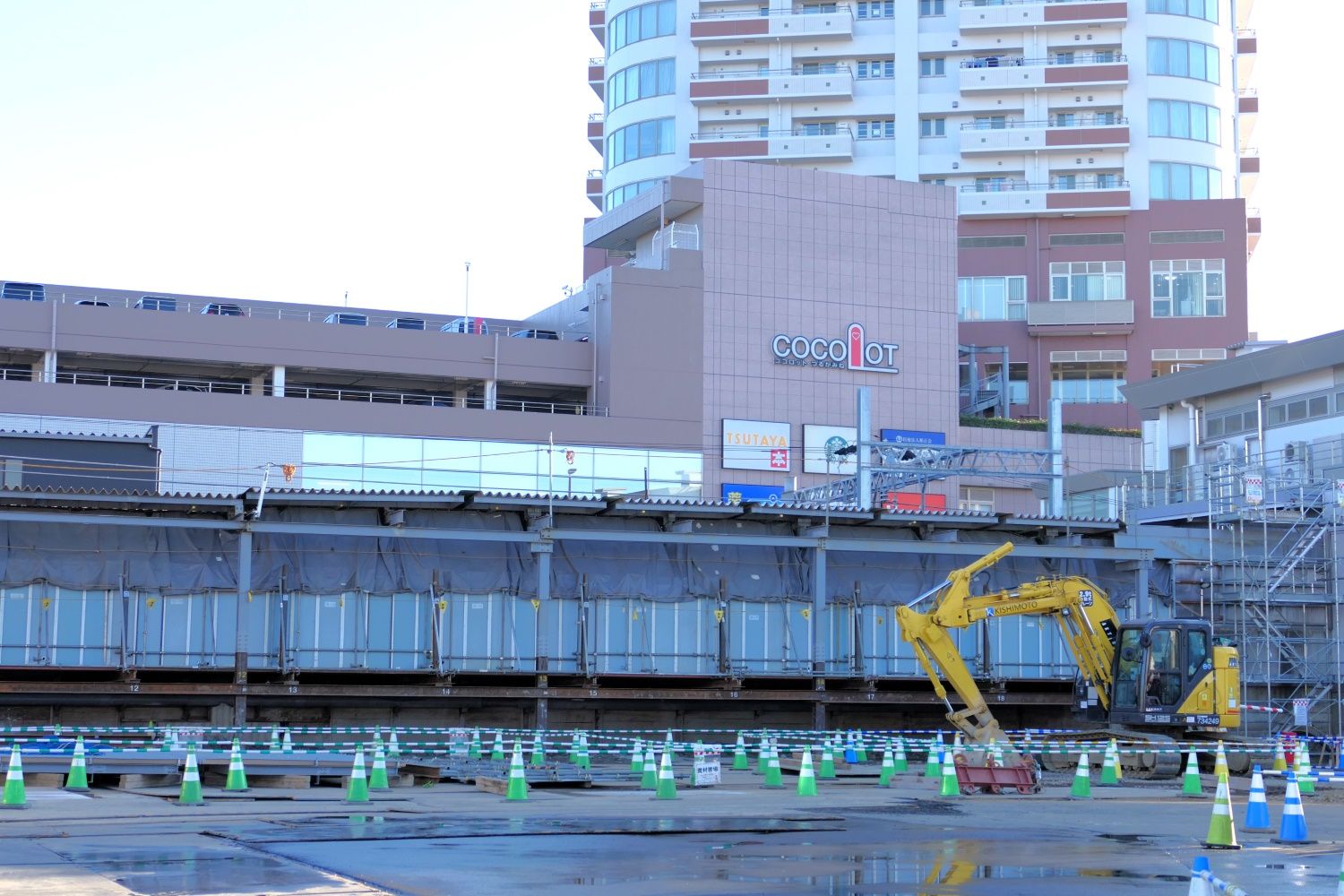 鶴ケ峰駅周辺連続立体交差事業　駅舎地下化工事現場