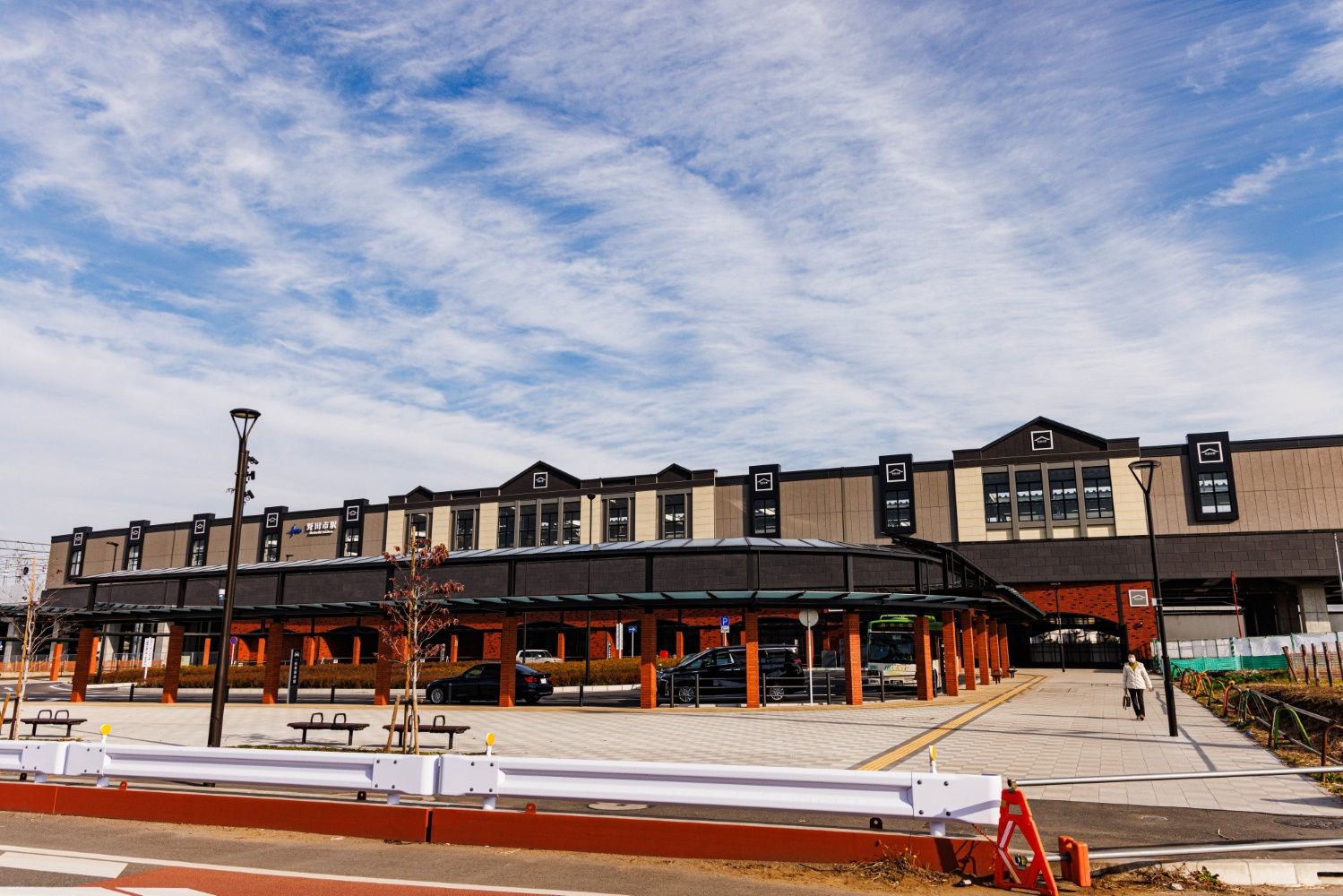 高架化して生まれ変わった野田市駅。まるで新幹線でもやってくるのかのような巨大駅だ（撮影：鼠入昌史）