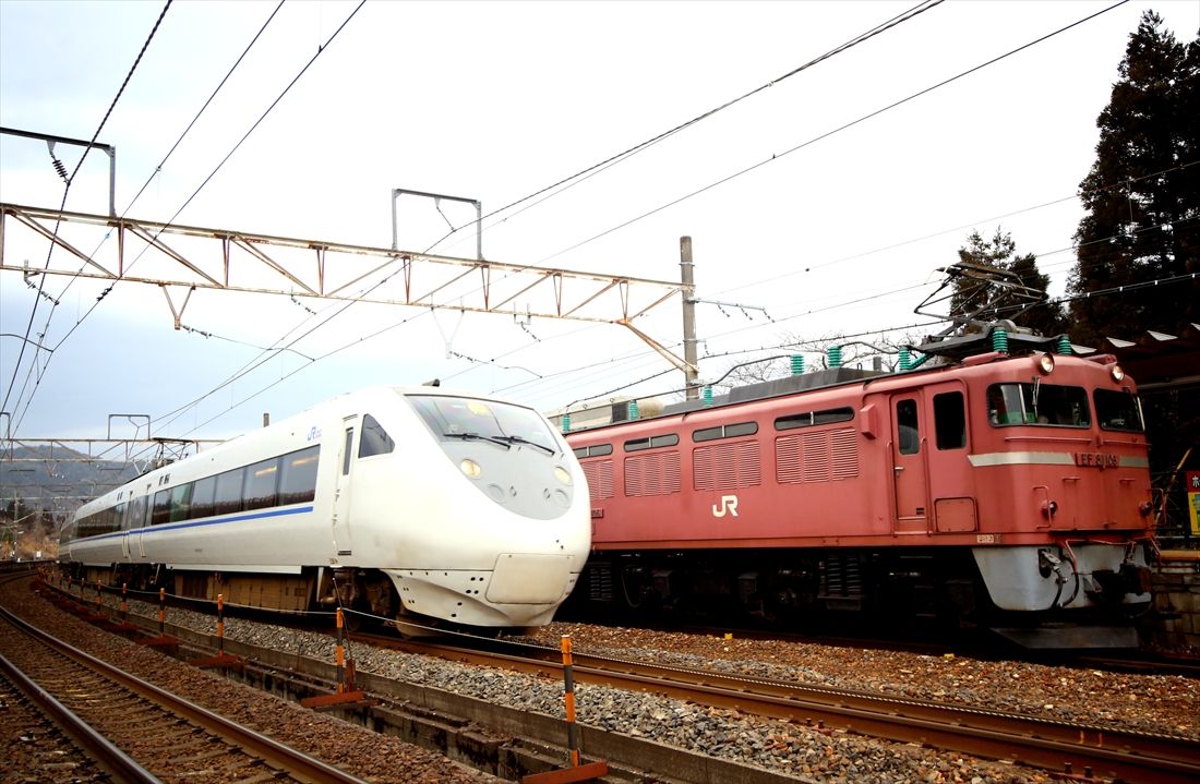 特急「サンダーバード」に追い越されるEF81形（撮影：南正時）