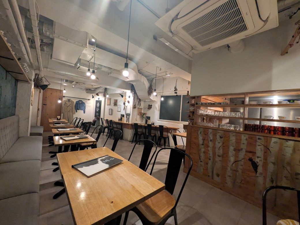 店内。ほぼ開店よーいドンで入店したため空いていた（写真：筆者撮影）