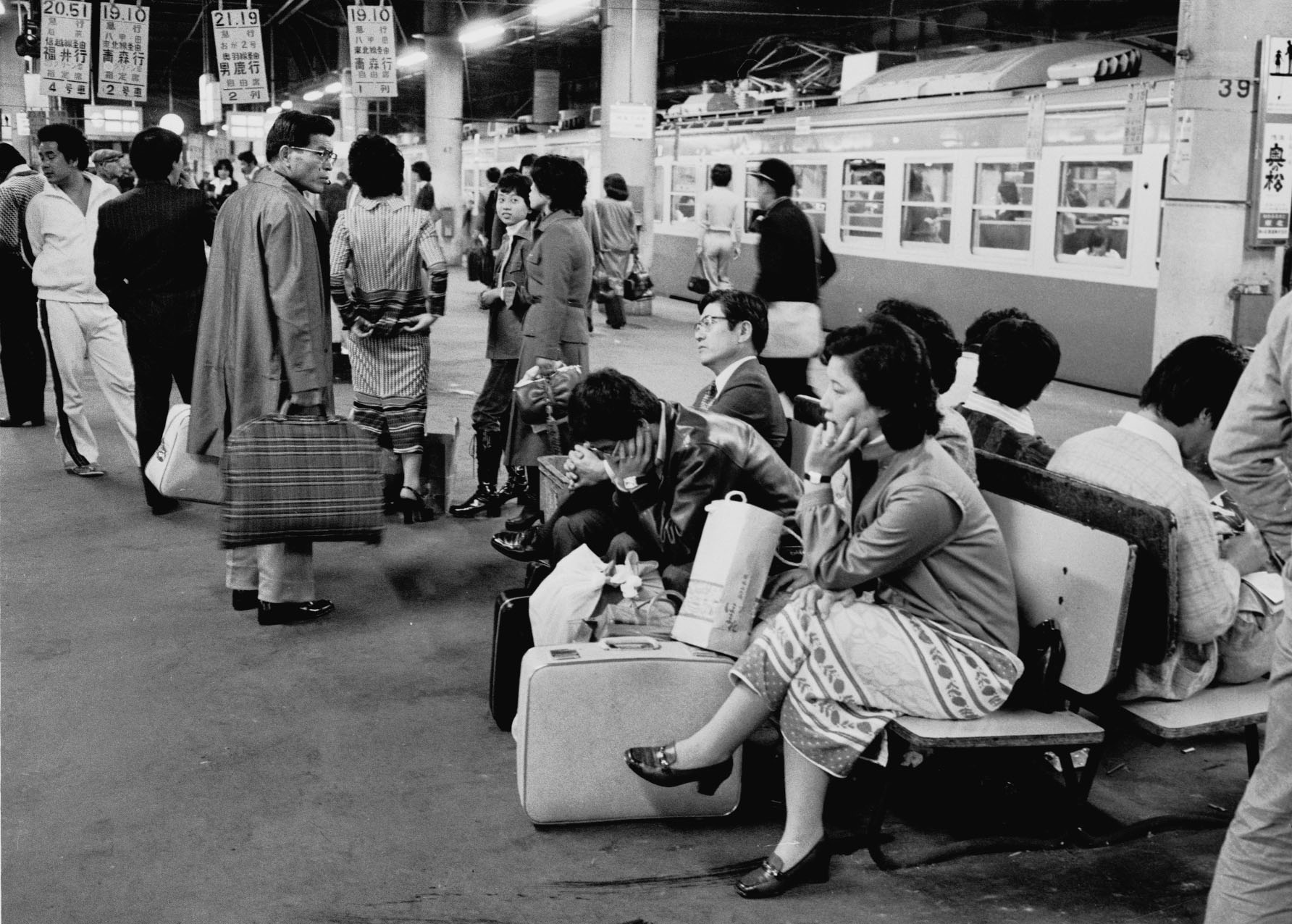 夜行急行の発着でにぎわう上野駅のホーム。福井行き、青森行き、男鹿行きなどの表示が旅情を誘う（撮影：南正時）