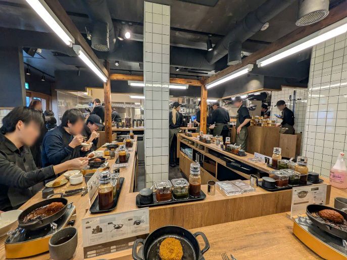 店内は写真のコの字カウンターから、テーブル席もあった（筆者撮影）