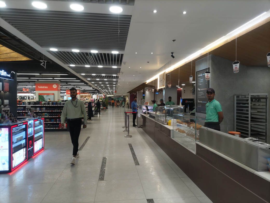 空港前にあったショッピングモール（筆者撮影）