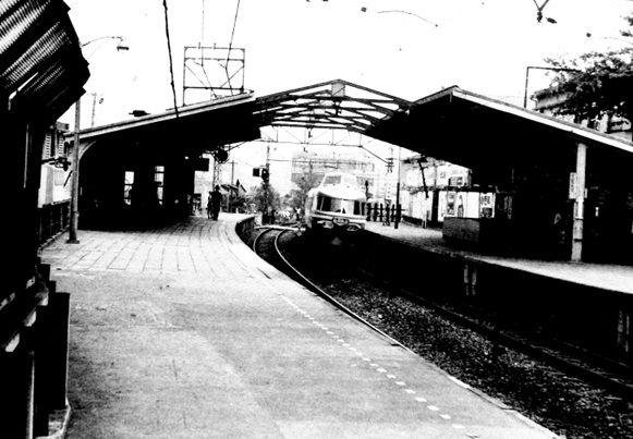 1963年ごろの代々木上原駅のホーム（写真：小田急電鉄）