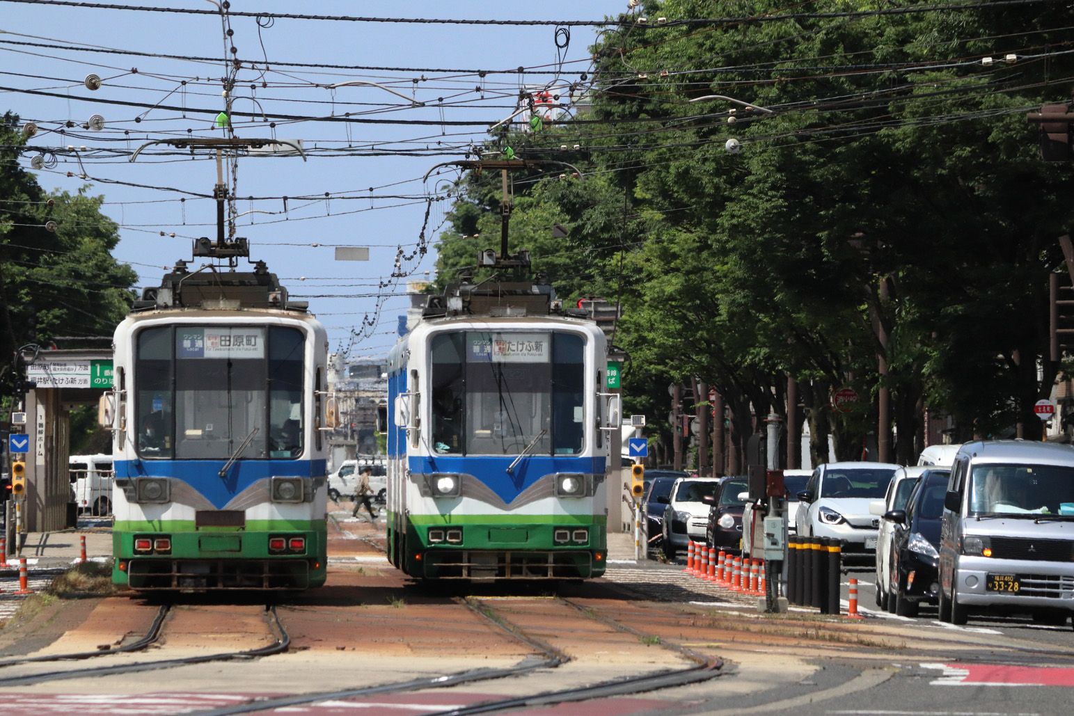 福井城址大名町駅で顔を並べた電車（撮影：南正時）