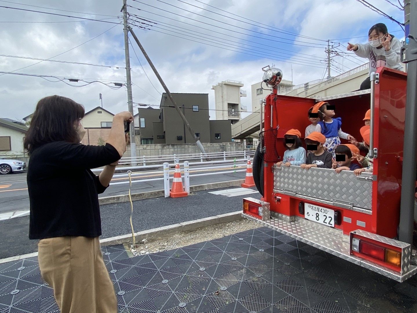 消防車は子どもたちから大人気。撮影を頼まれることも多いという（写真：うつみさん提供）