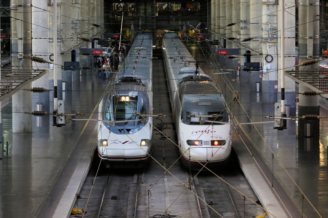 スペイン鉄道の高速列車「AVE」102型（左）と100型（撮影：橋爪智之）