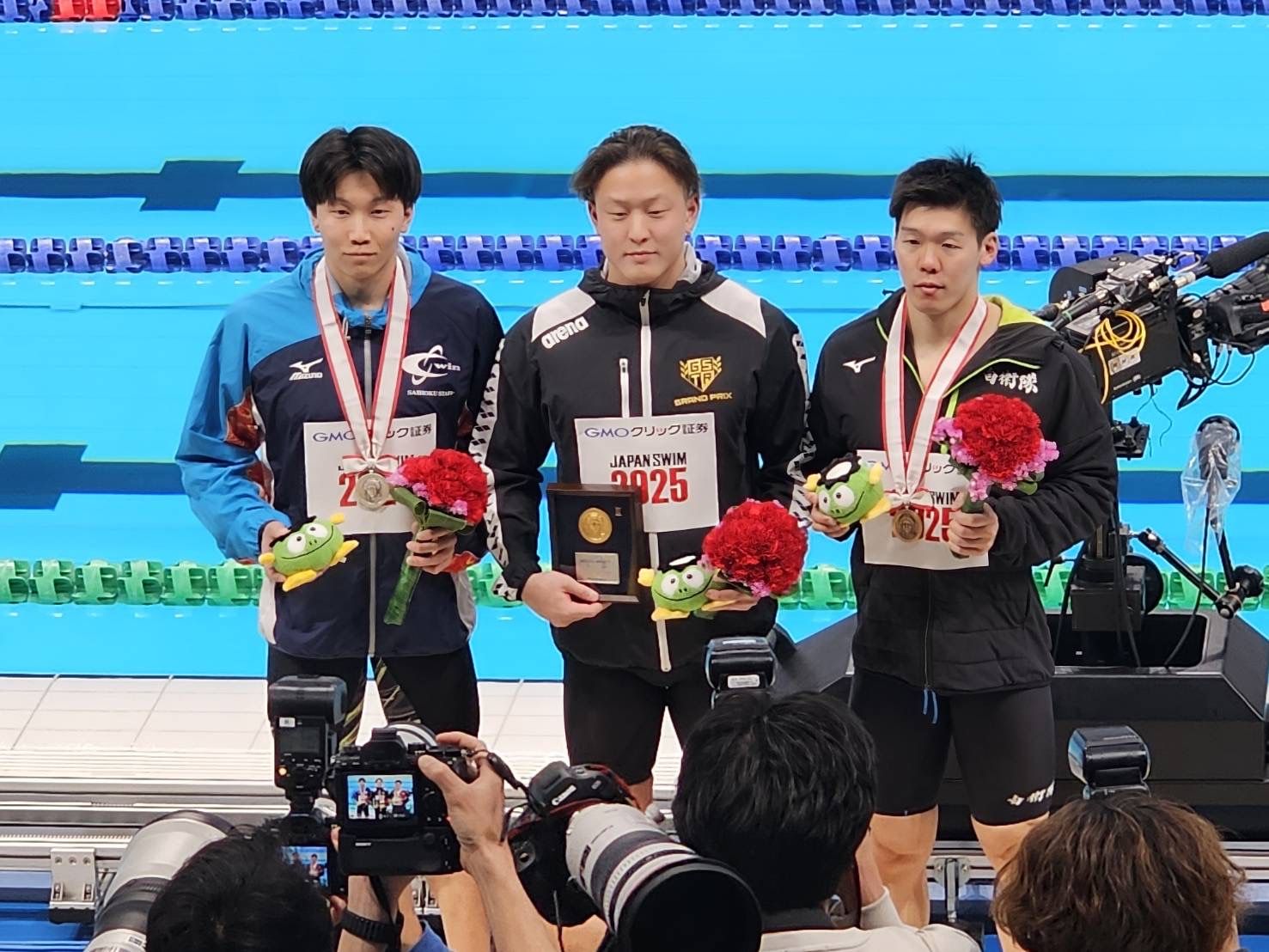 2025年3月、日本選手権での表彰式後、撮影に応じる栁沢さん(左端)(写真:栁沢さん提供)