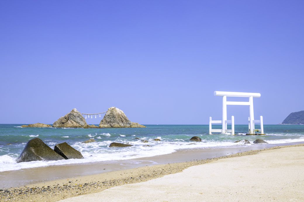 糸島市を代表する景勝地の一つである「桜井二見ヶ浦」。周囲にはカフェやレストランが多数立ち並んでいる、人気の観光スポットだ（写真：TOSHI.K / PIXTA）