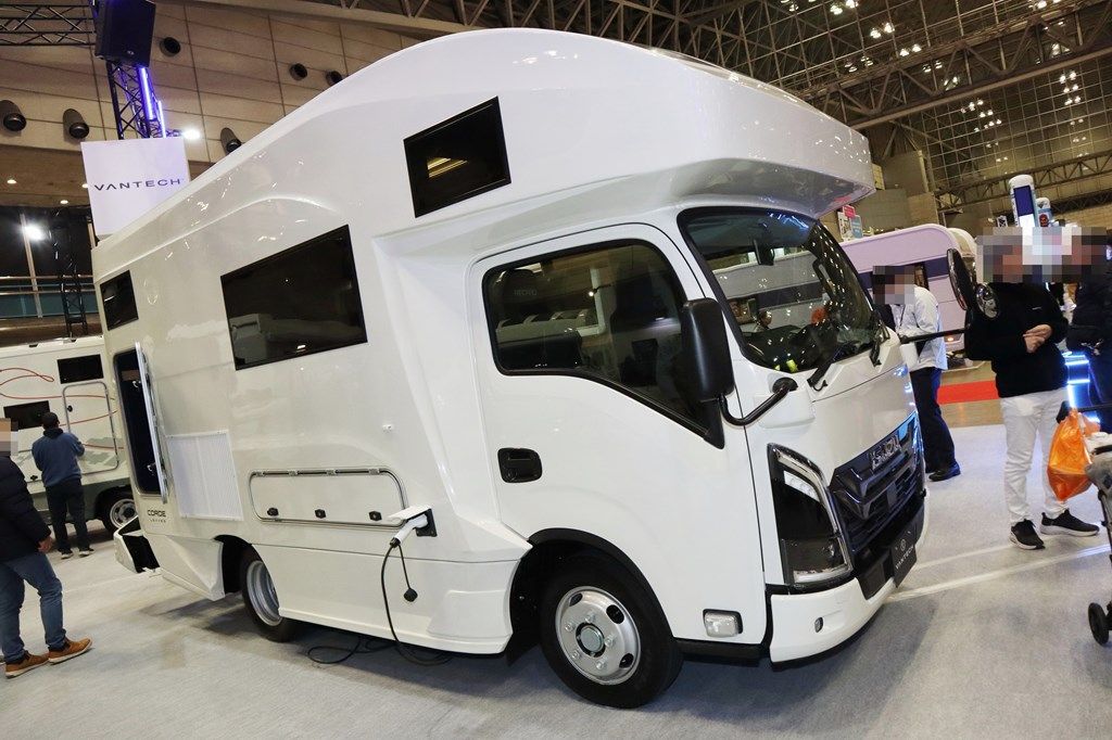 いすゞ「トラヴィオ」をベースにした、バンテックの新型キャンピングカー「コルド リーブス」（写真；筆者撮影）