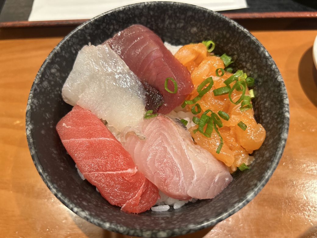 1480円の「魚河岸お刺身5点盛り定食」②（筆者撮影）