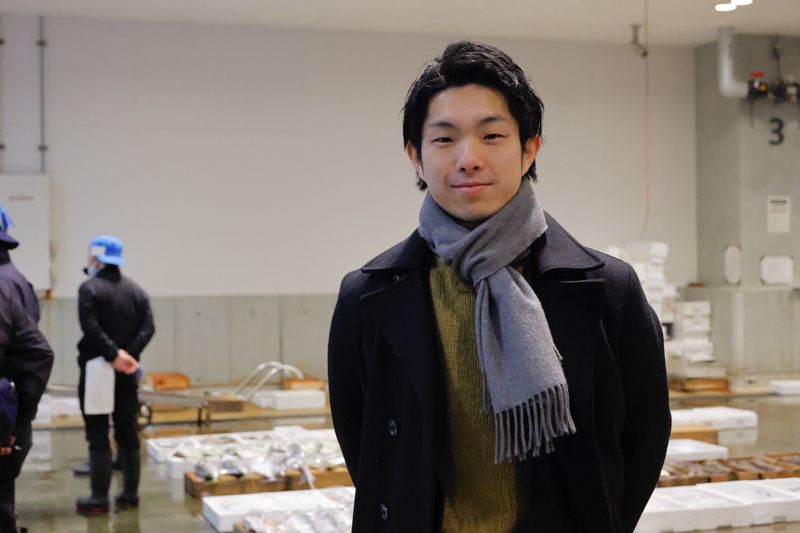 荷物を送りだすJR九州営業部杉山 空央氏。「鹿児島の水産物はその美味しさもさることながら、高い技術を有する漁業や養殖業の担い手たちによって豊かな資源が守られている」と地域と生産者に寄り添う（筆者撮影）
