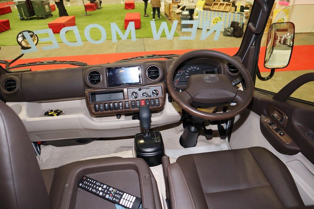 ダイレクトカーズの新作キャンピングカー「DN-75」（写真：筆者撮影）