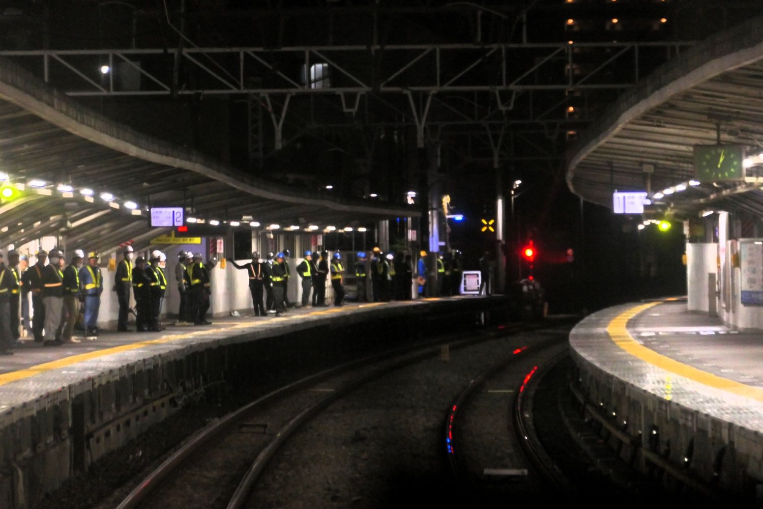 到着後、前方の踏切は鳴り続けない措置をとる（記者撮影）