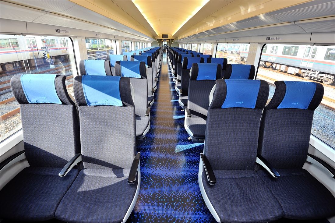 京成「スカイライナー」のシートピッチは1050mm。新幹線の普通車より若干広い（撮影：梅谷秀司）