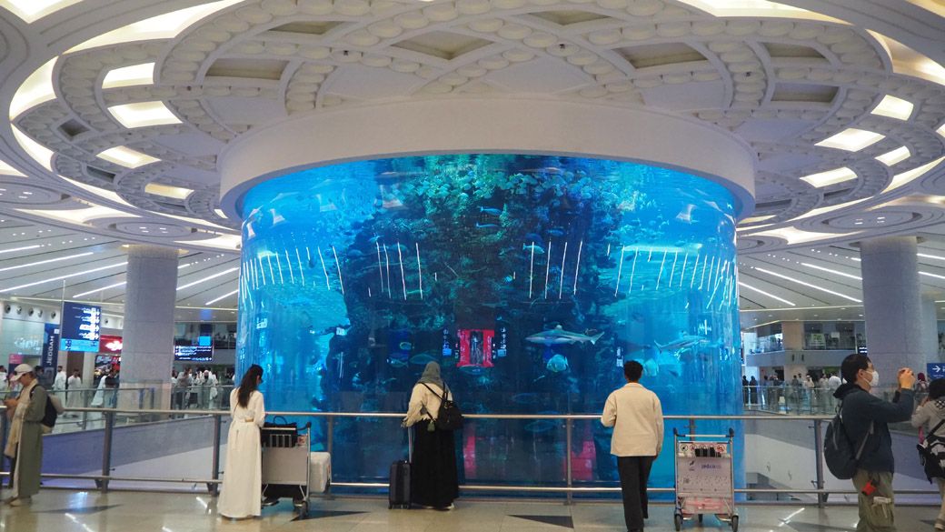 ジェッダ国際空港の巨大水槽。紅海の魚たちが泳ぐ（筆者撮影）