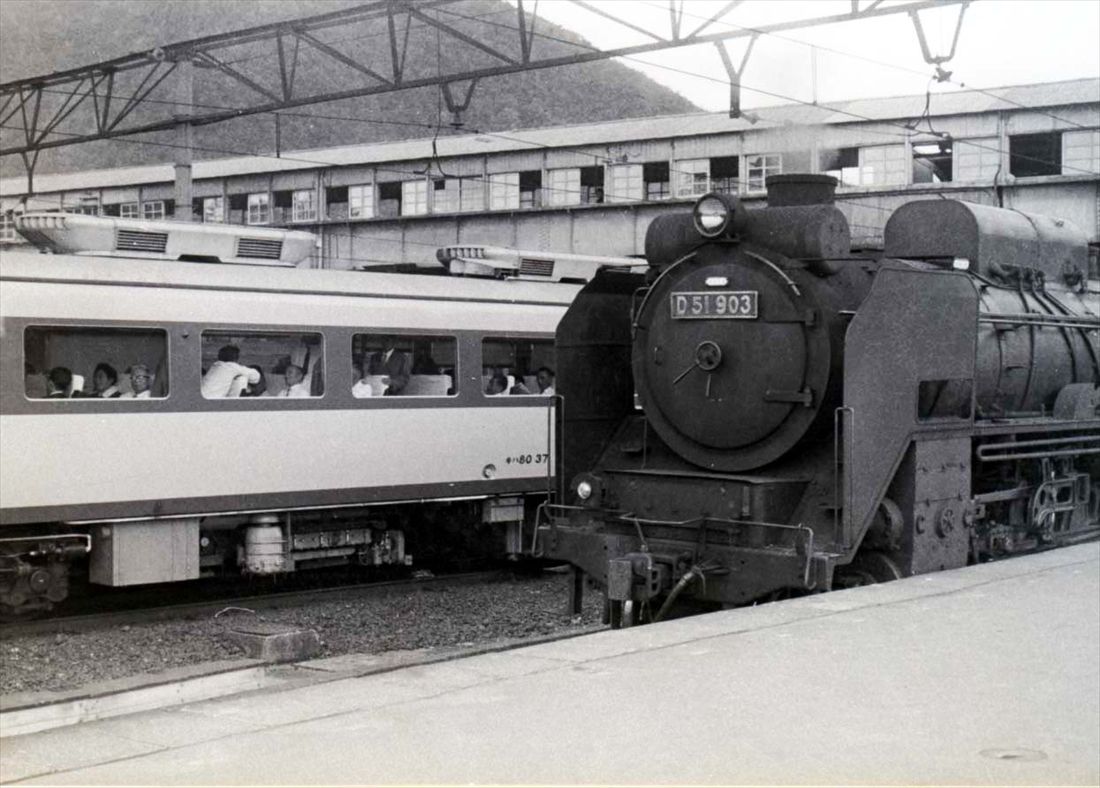 米原駅に停車する「白鳥」（奥）とD51形＝1961年（写真：大塚康生）