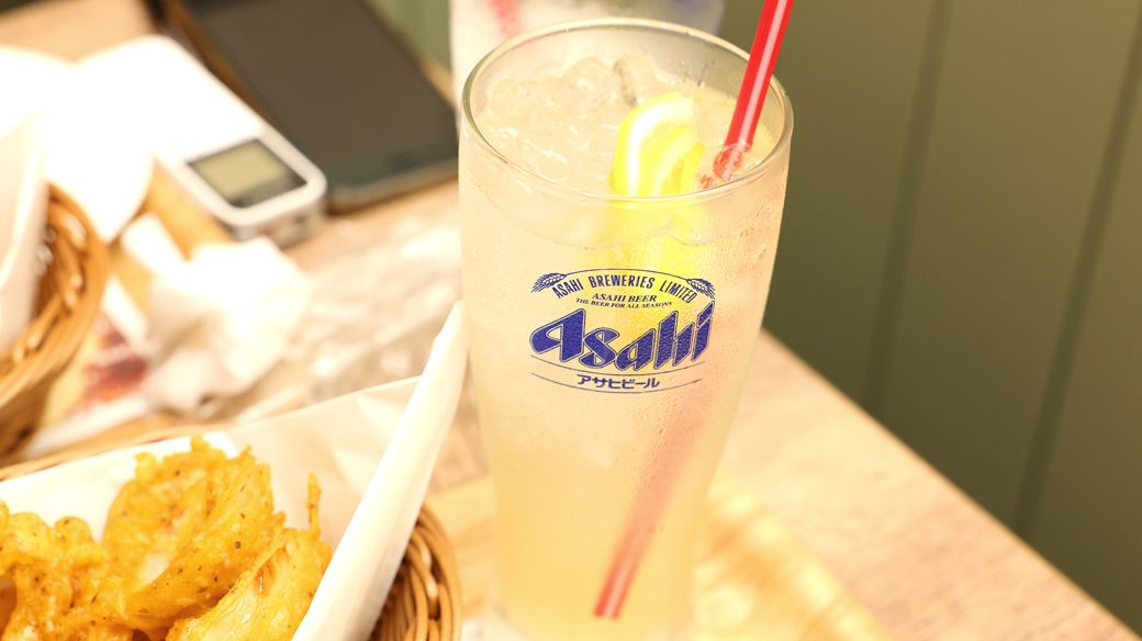 店内仕込みのレモネードにお酒を加えたフレッシュネスレモンサワー。甘いが、自然な甘みなので安心感がある（撮影：尾形文繁）