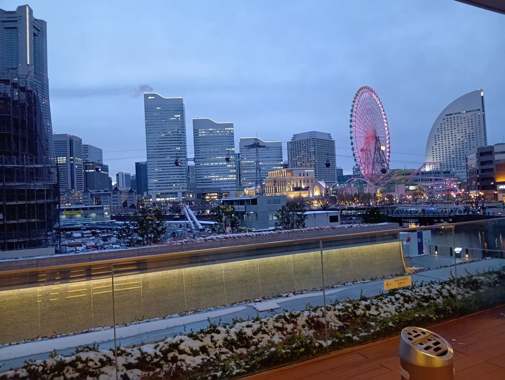 喫煙所のクオリティ高すぎるだろ……（写真：筆者撮影）