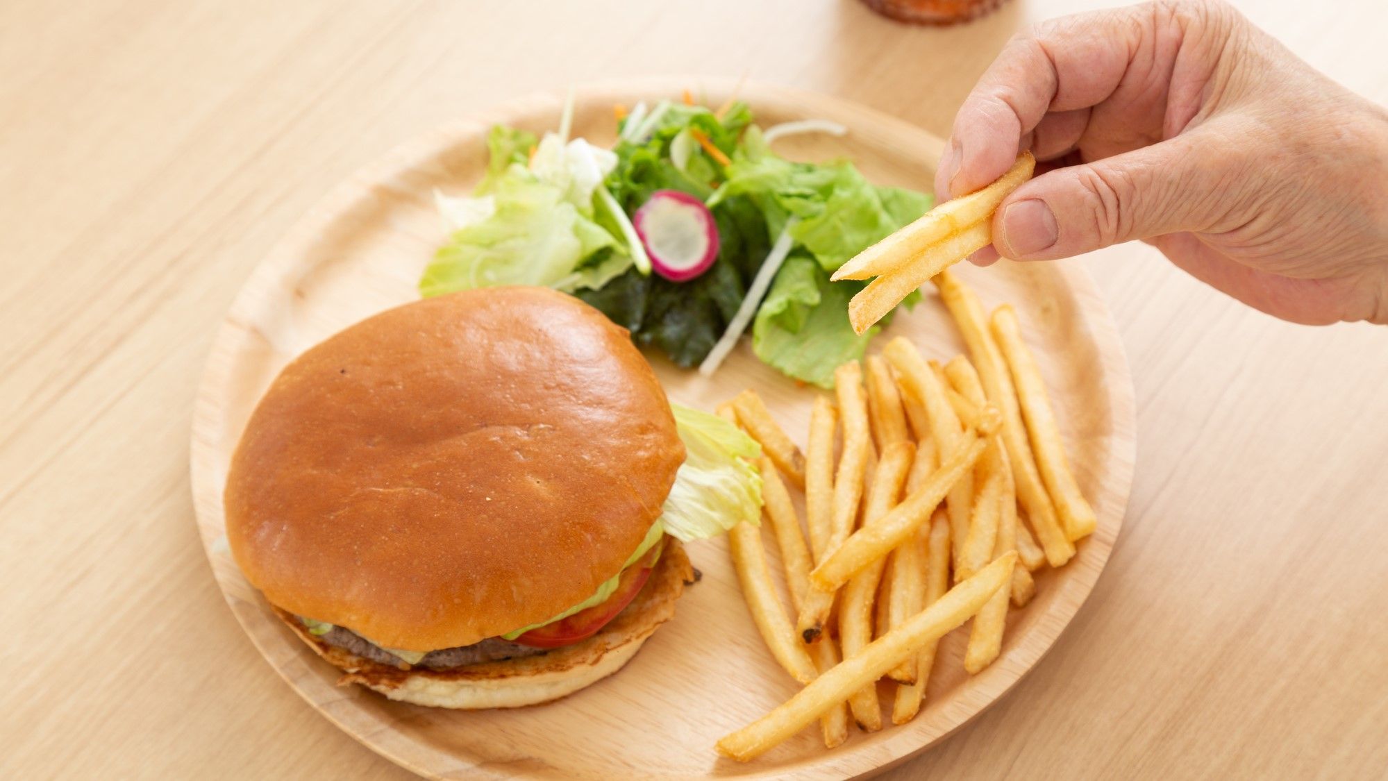 コロナ禍で家の昼食｢ハンバーガー｣激増の理由 外出自粛で食卓のメニューが大きく変化 | 消費・マーケティング | 東洋経済オンライン