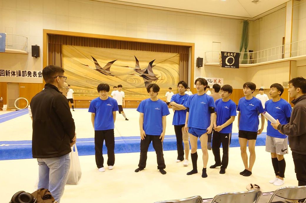 花園大学男子新体操部を訪れたヒベイロさん（左）（写真：ヒベイロさん提供）