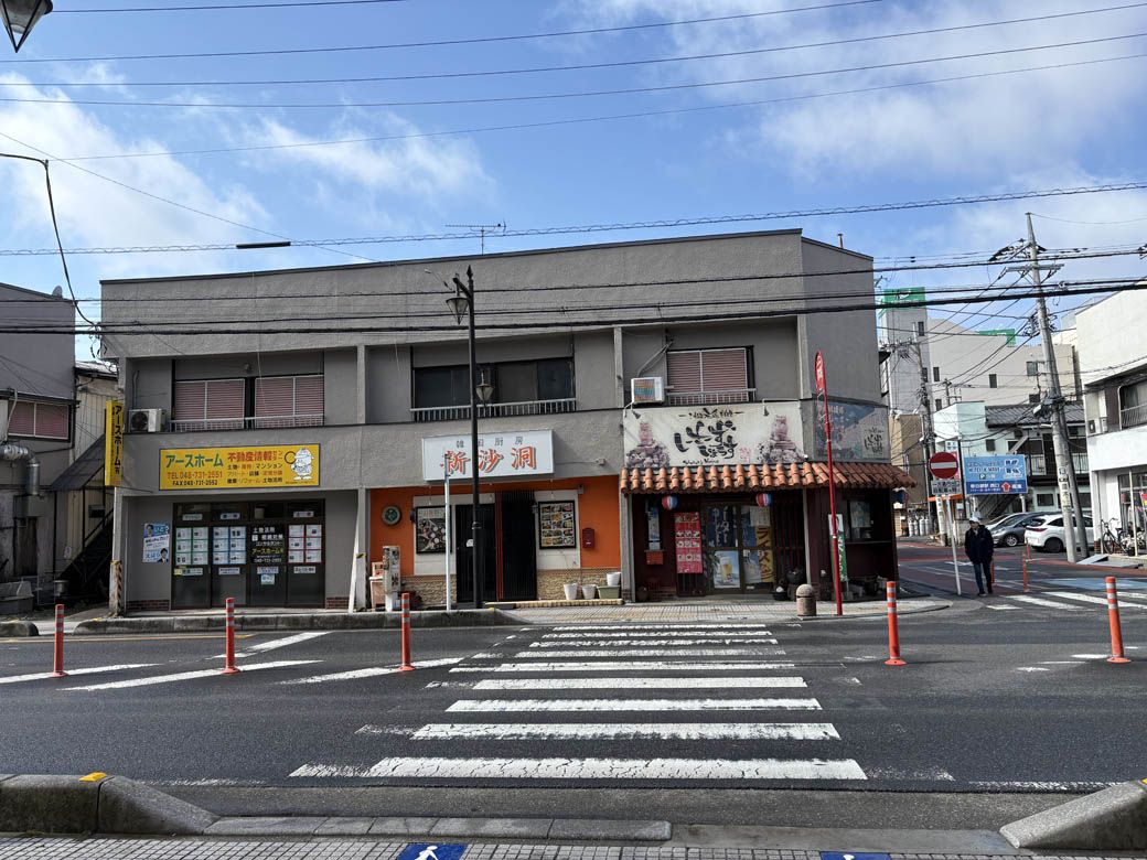 ララガーデンの目の前には個人店が並んでいる（写真：筆者撮影）