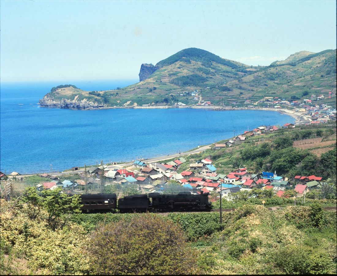 オタモイ海岸を眺めつつD51形牽引の旅客列車が峠を下る（撮影：南正時）