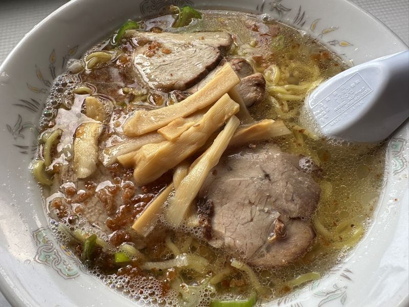 背脂たっぷりの普通ラーメン（塩）（筆者撮影）