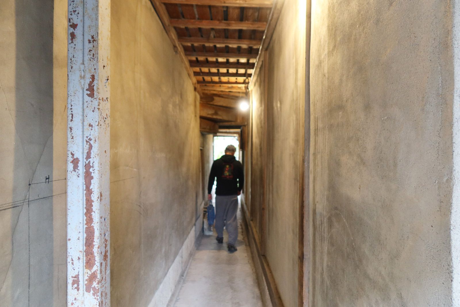 通りに面した店脇の細い通路