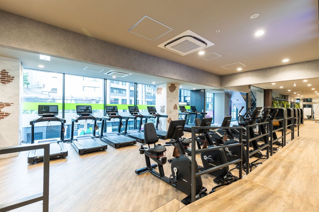 ２階の有酸素エリアは、３階と比べて客層はライトだ（写真：フィットイージー提供）