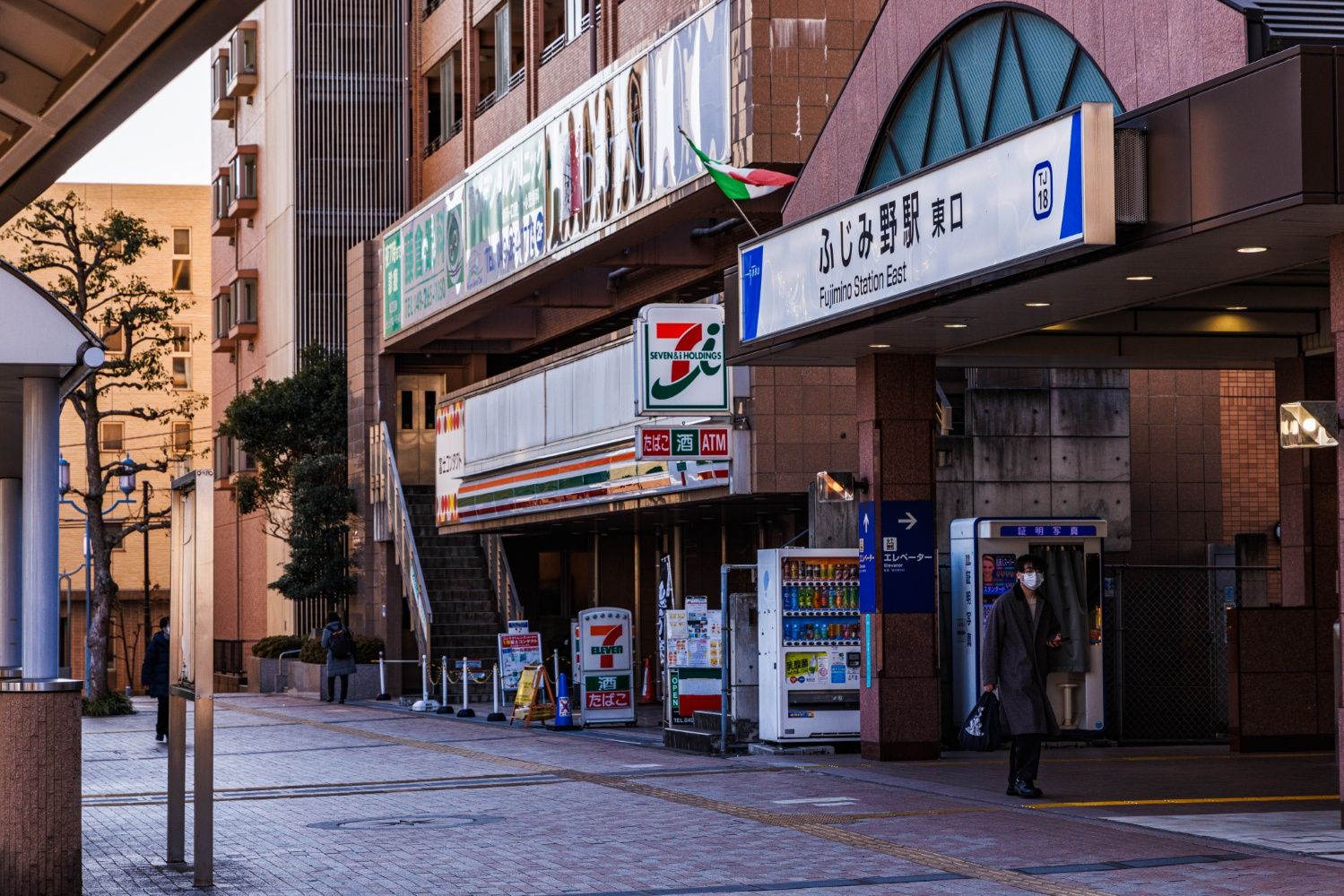 商業施設やマンションに挟まれた、ふじみ野駅東口の出入り口（撮影：鼠入昌史）