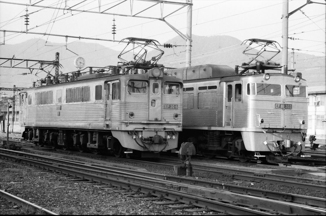 関門トンネル区間用のEF30形（左）と並んだEF81形300番台（撮影：南正時）