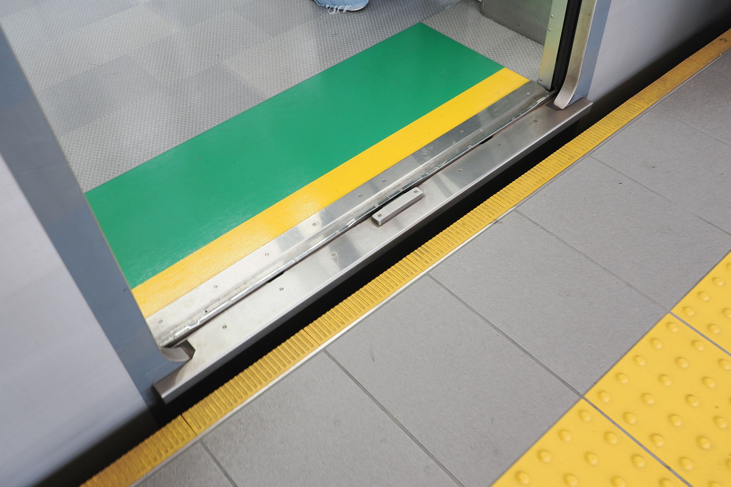 くし状ゴムと車体の隙間はかなり狭くなっている（撮影：伊原薫）