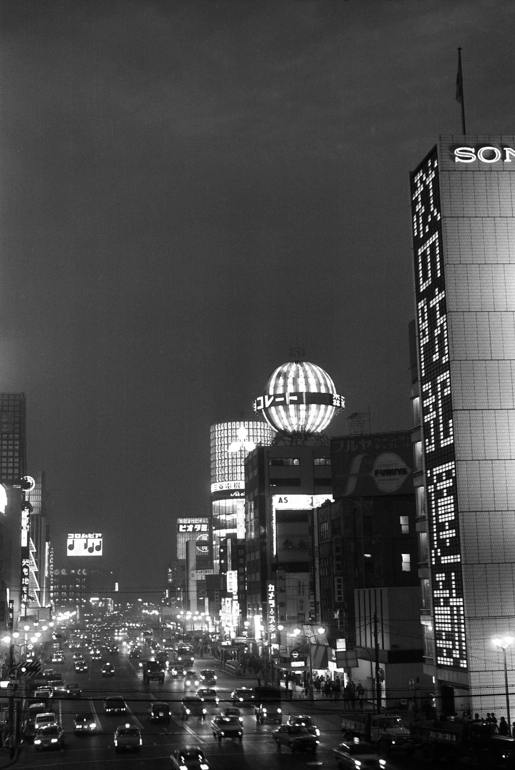 銀座のネオン（写真：1969年11月7日、東洋経済写真部撮影）