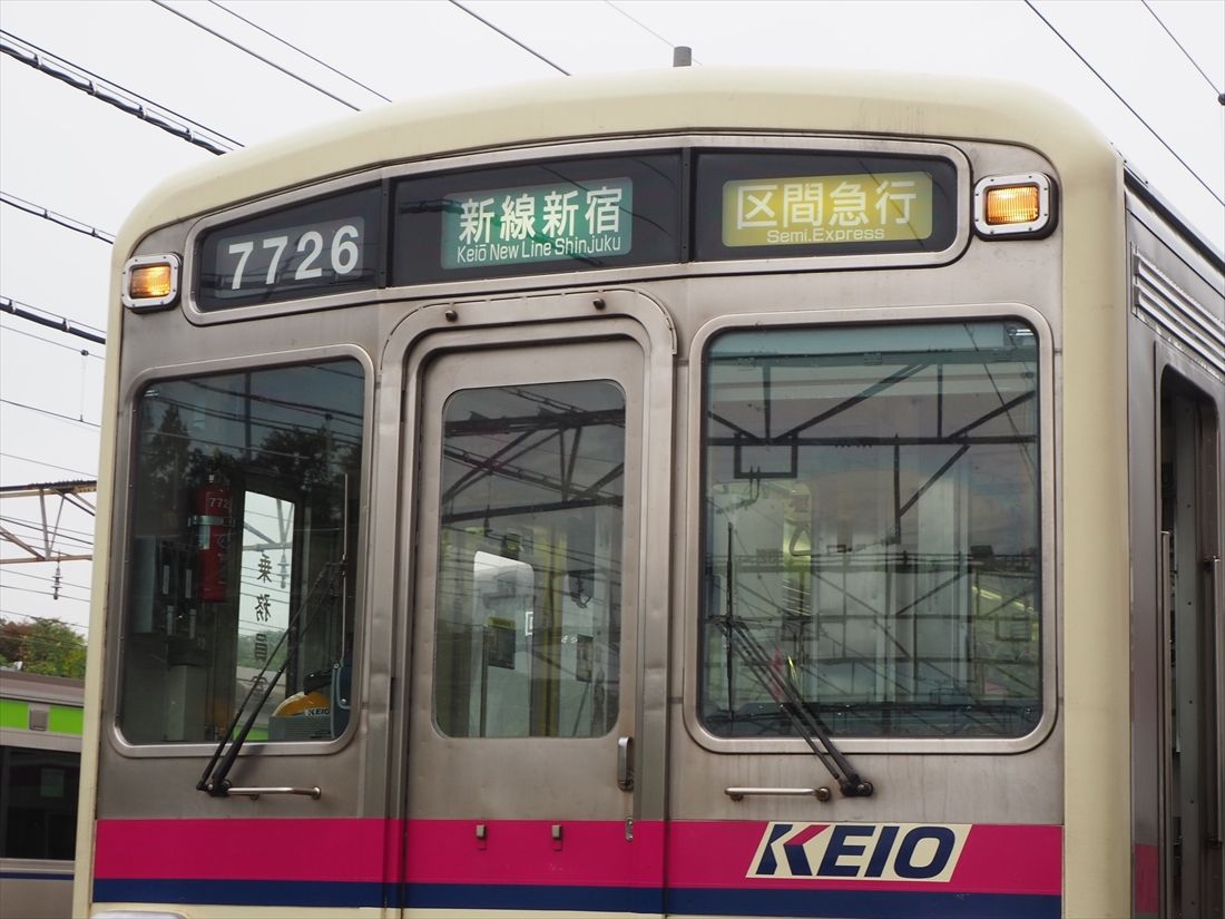 区間急行・新線新宿行きの表示（記者撮影）