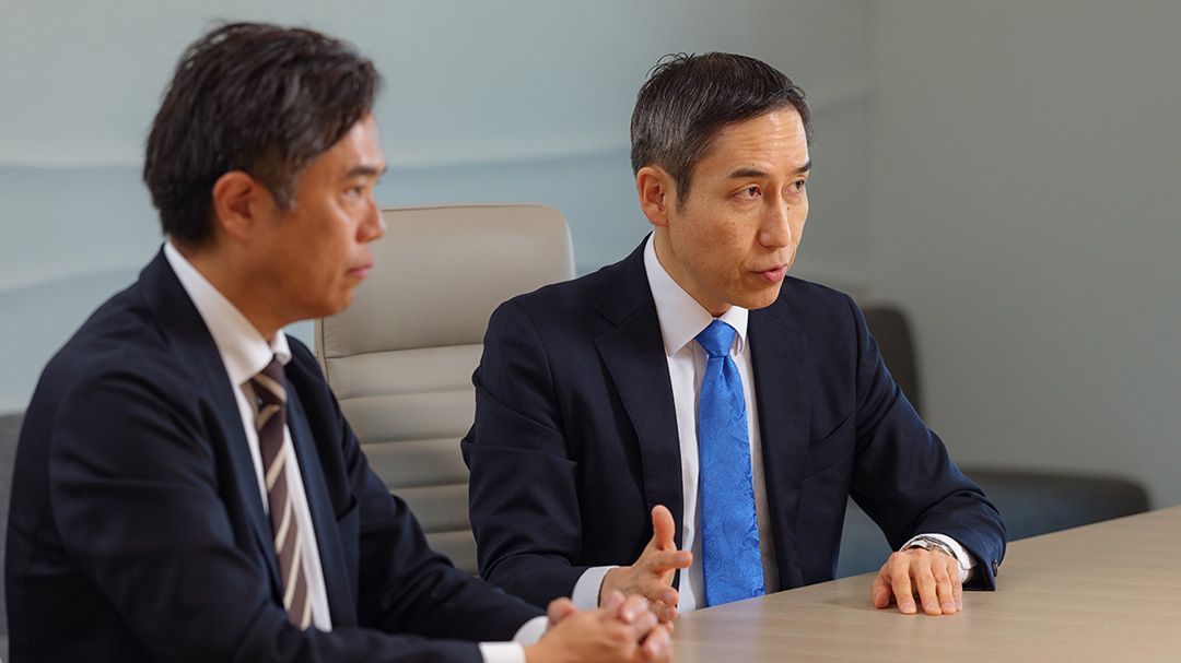 左からトラウマ＆エクストリミティーズ事業本部 トラウマ営業部 首都圏リージョン リージョナルマネジャー 鈴木 文崇氏とトラウマ＆エクストリミティーズ事業本部長 村上 潤氏