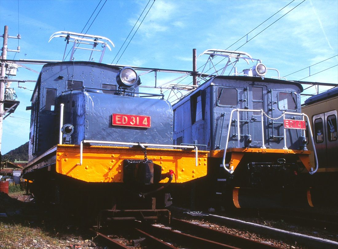 近江鉄道で活躍したED14形（右）と、最初期の国産電気機関車であるED31形（撮影：南正時）