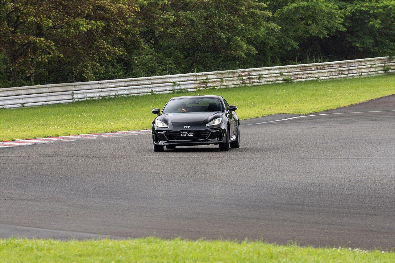 一部改良モデルのトヨタ「GR86」およびSUBARU「BRZ」のサーキット試乗会の様子（写真：三木宏章）