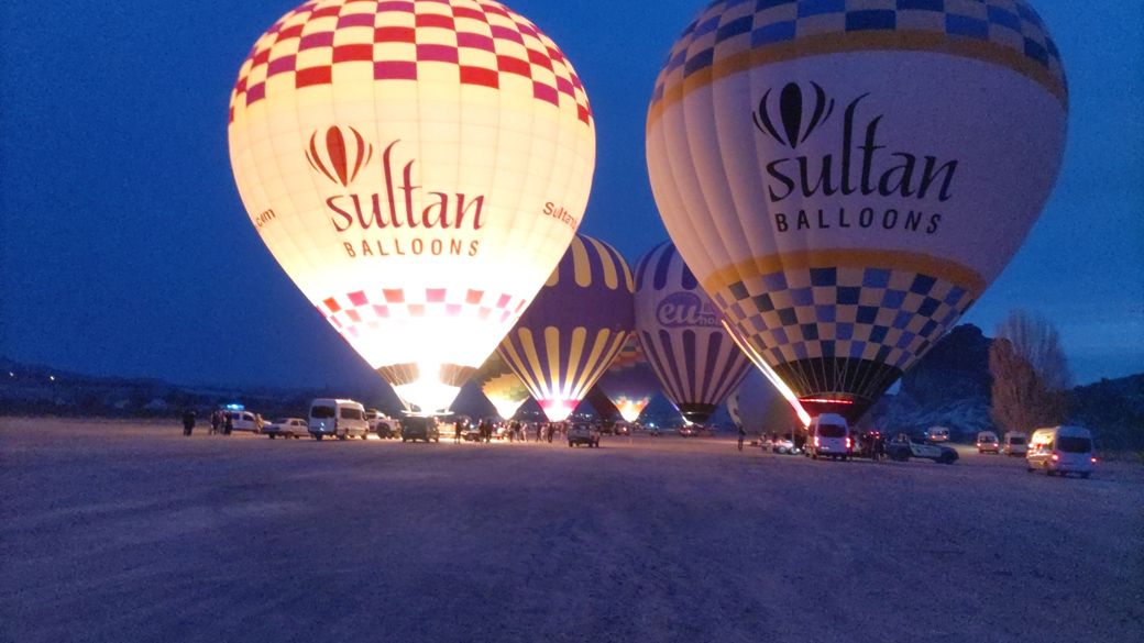 トルコの気球はこんな感じ。気球が明るく輝いてるのは、操縦用の“炎”が燃えているから（写真：筆者撮影）