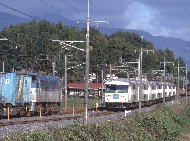 EF66形100番台牽引の貨物列車とすれ違う「新特急おはようとちぎ」（撮影：南正時）