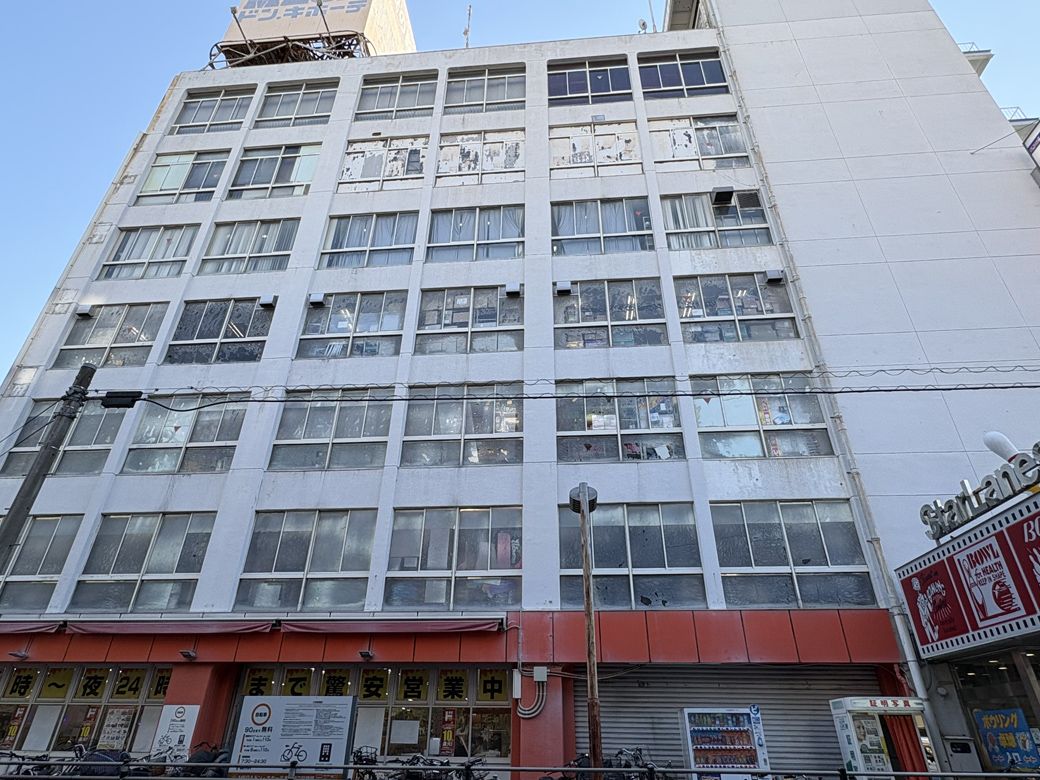 本八幡駅（メガドンキの年季の入った外壁）（写真：筆者撮影）