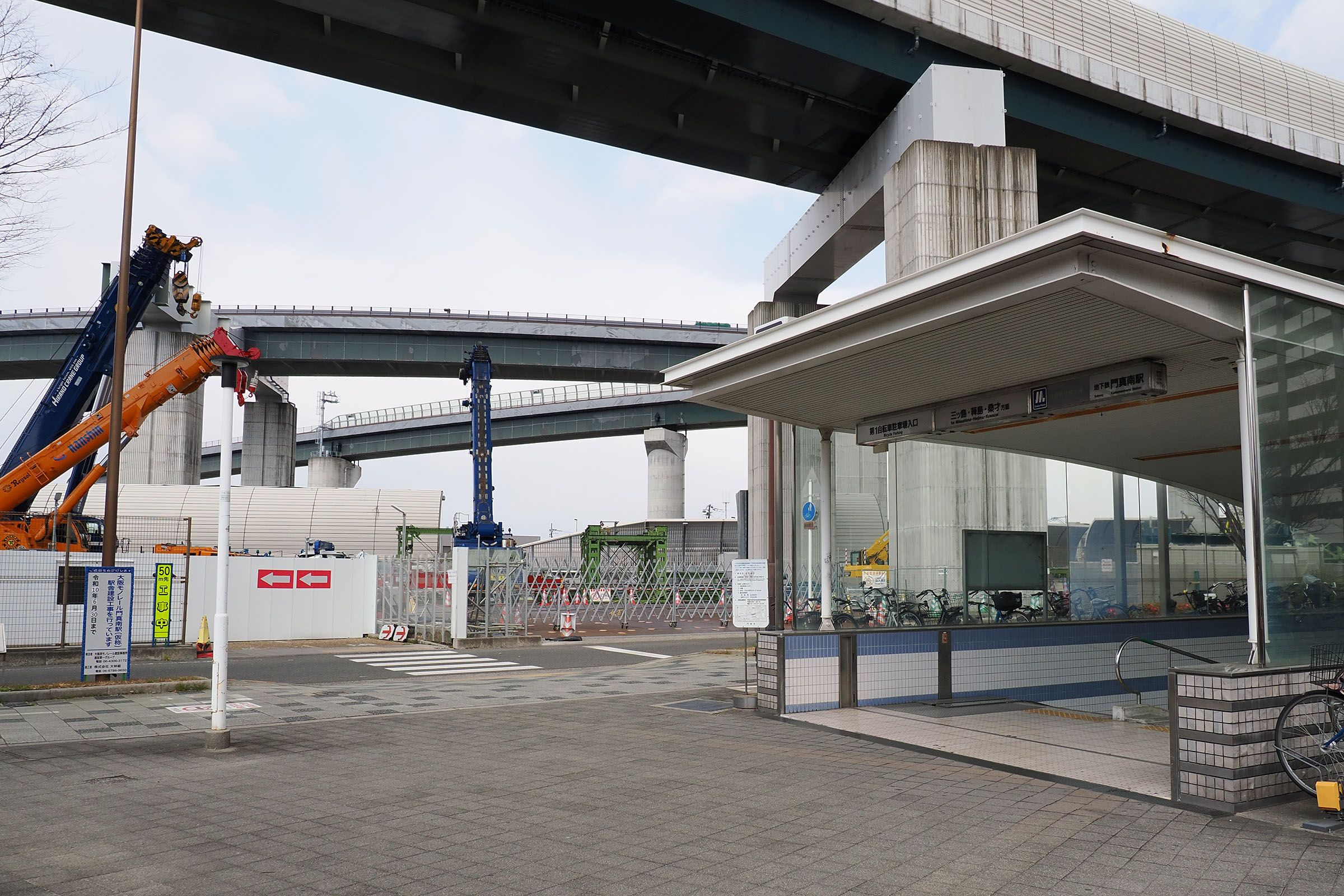 Osaka Metro門真南駅の直上では大阪モノレール門真南駅（仮称）の建設工事が進んでいる（撮影：伊原薫）