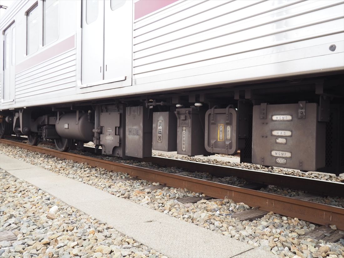 床下の機器類（記者撮影）